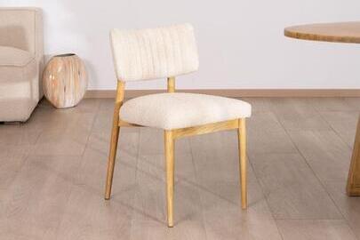 une chaise en frene dans une piece sobrefabrication francaise elementti
